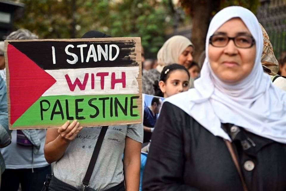 Un manifestante sostiene un cartel que dice 'Estoy con los palestinos' durante una manifestación en apoyo a Gaza.