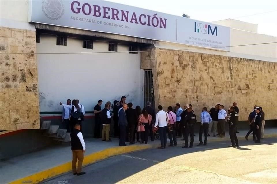 Llegada de los legisladores al albergue donde 40 migrantes murieron el 27 de marzo.