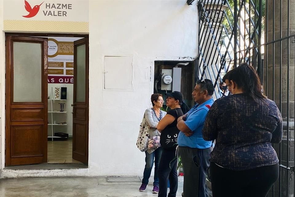 A las 9:30 horas, cinco personas hacían fila para intentar comprar los lentes especiales para el eclipse, pero a las 11:00 horas habían arribado unos 40 interesados.