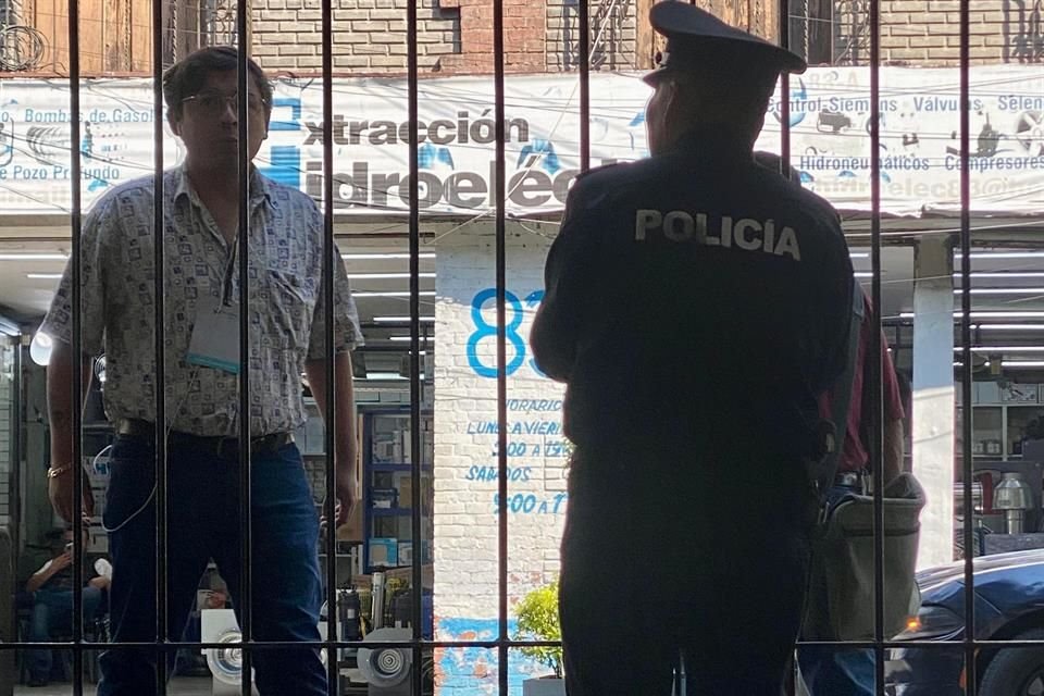 'Ya se acabaron, como 'pan caliente' se vendieron'. Así es como los elementos del Museo de la Policía de la CDMX recibieron a las personas que fueron en busca de visores especiales para el eclipse.