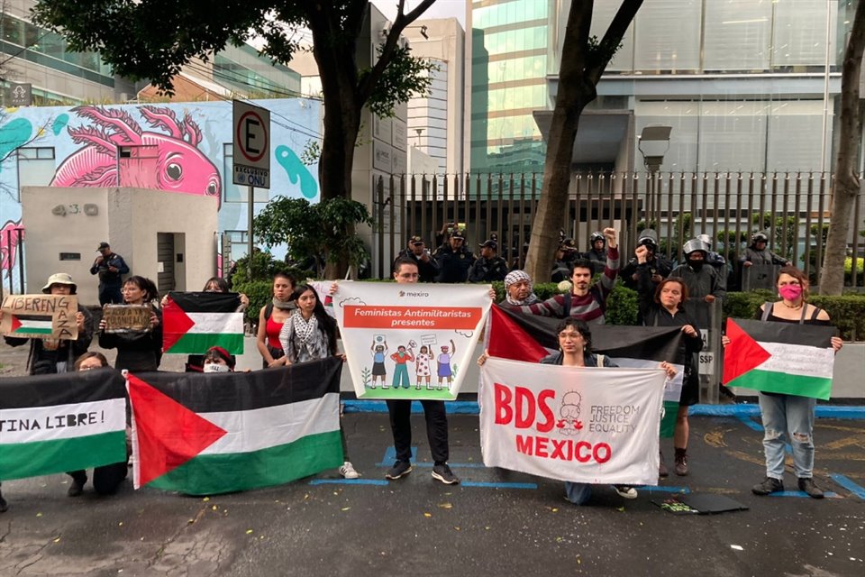 Jóvenes mexicanos se manifestaron afuera de Embajada de Israel y de oficinas de ONU contra ataques de Israel hacia el territorio palestino.