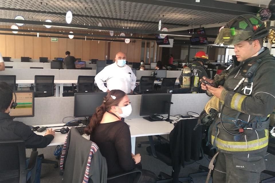 En total 120 personas fueron evacuadas de la plaza sin que se reportaran más afectados.