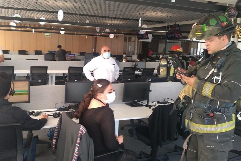 En total 120 personas fueron evacuadas de la plaza sin que se reportaran más afectados.