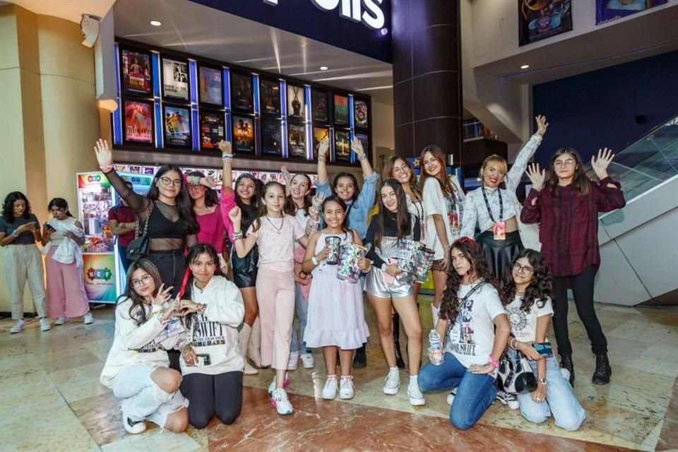 Fans de Taylor Swift antes de ingresar a la premier de The Eras Movie en Cinépolis Centro Magno.