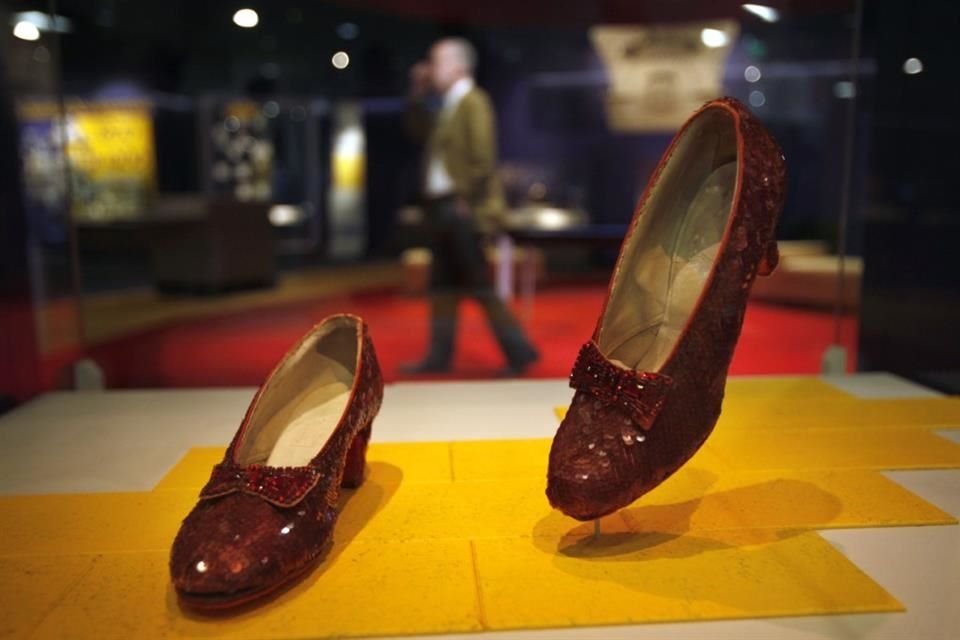 Un hombre estadounidense se declaró culpable de haber robado hace casi 20 años las zapatillas rojas que Judy Garland usó en 'El Mago de Oz'.