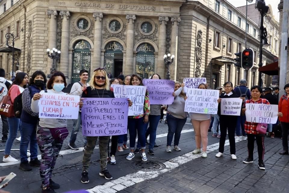 Grupos de simpatizantes acudieron al Congreso para apoyar a la Fiscal Ernestina Godoy en su entrevista.