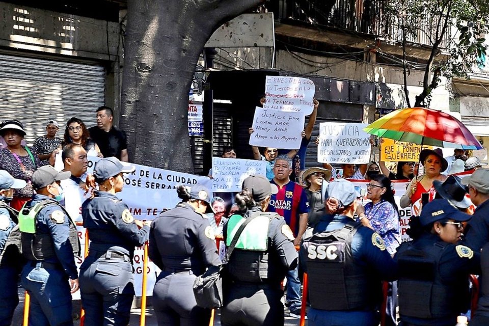 Los inconformes con la ratificación de Ernestina Godoy fueron encapsulados por la Policía. 