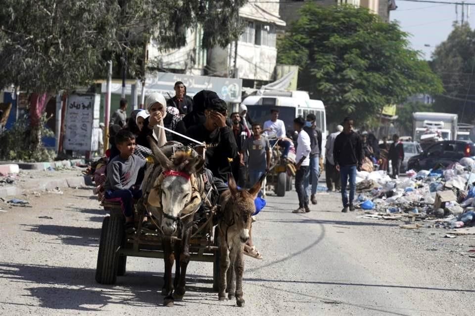 Palestinos huyen del norte de Gaza al sur después de que el ejército israelí emitiera una advertencia de evacuación.