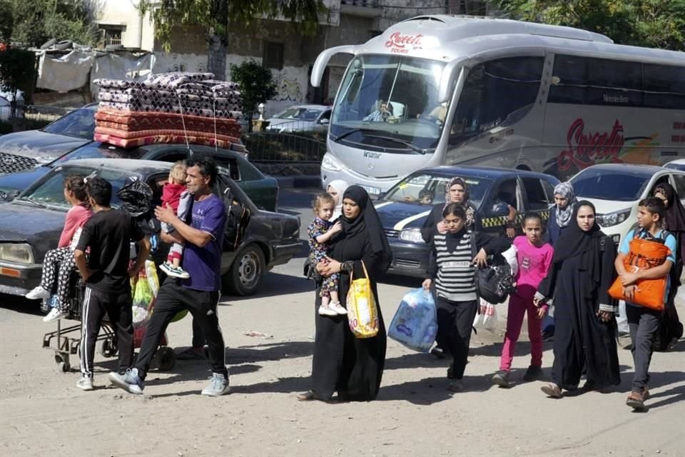 Palestinos huyen hacia el sur de la Franja de Gaza luego de que el ejército israelí emitiera una orden de evacuación.