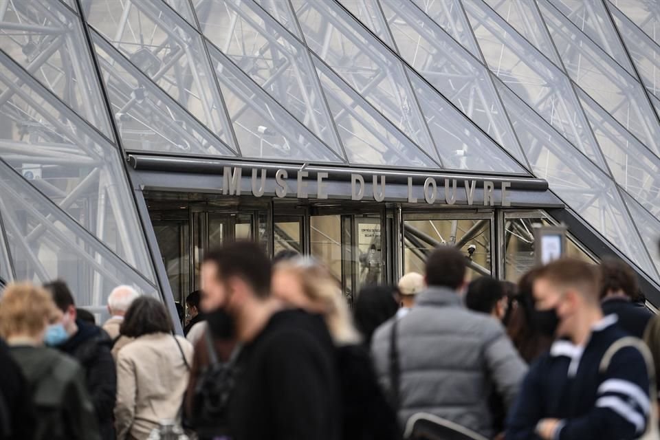 Cientos de visitantes fueron evacuados del Museo del Louvre este sábado.