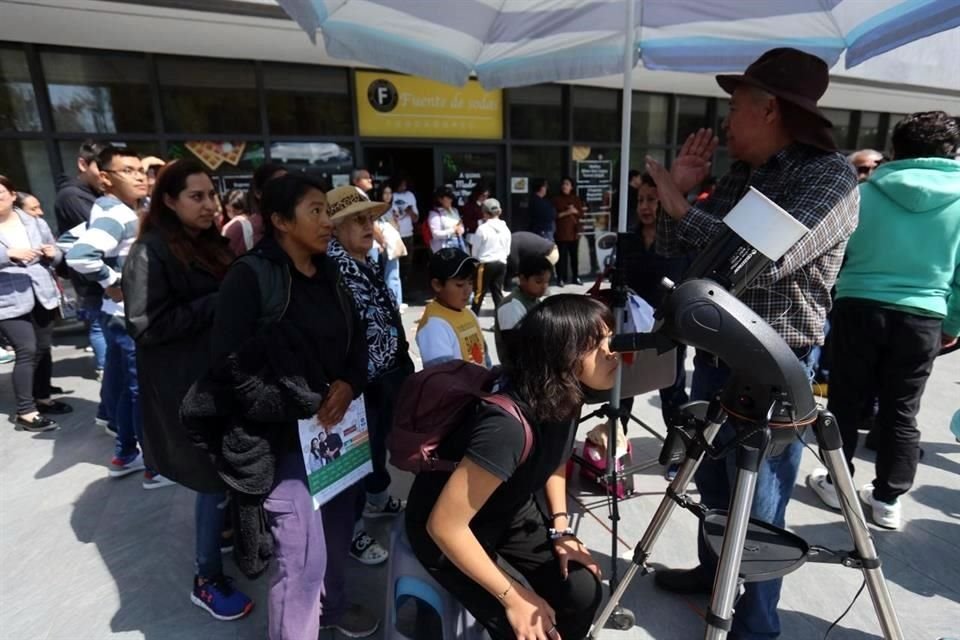 Cientos de personas se dieron cita en el Parque de la Ciencia Fundadores en Toluca para avistar el eclipse.