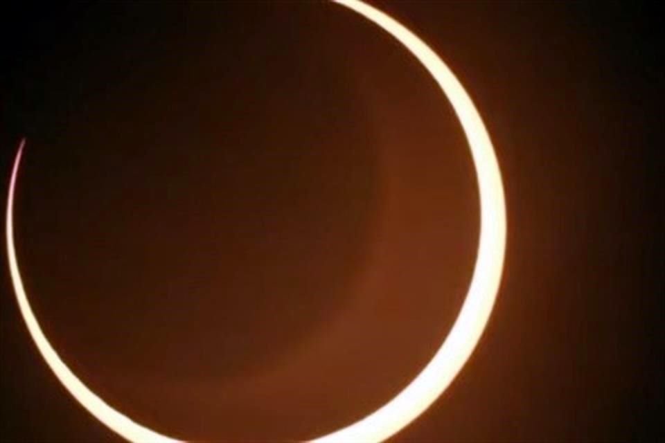 A las 11:09 horas, se registró el punto máximo del eclipse que formó un 'anillo de fuego'. <br>