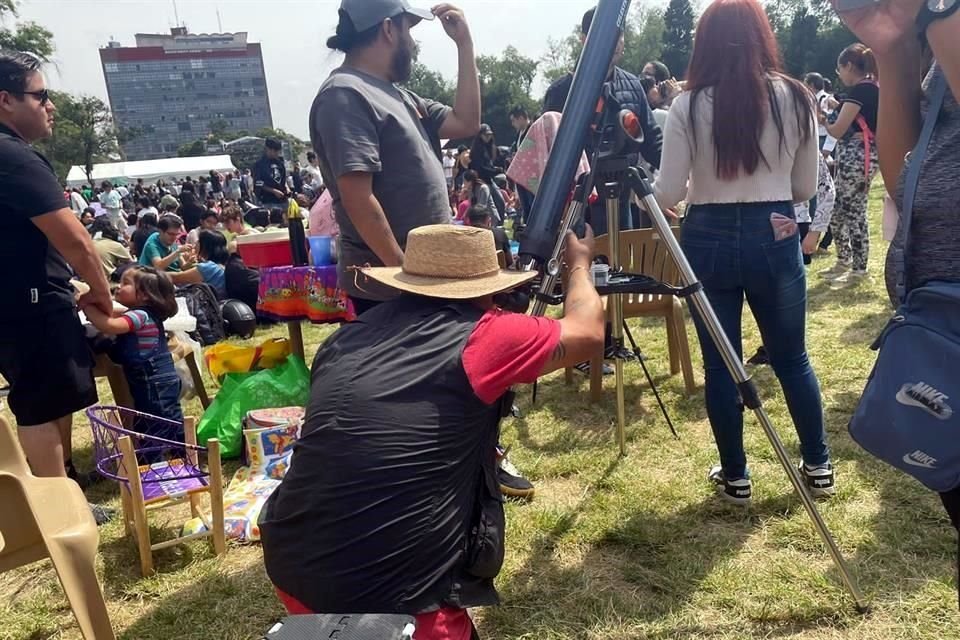 Algunas personas acudieron con sus propios telescopios especiales.