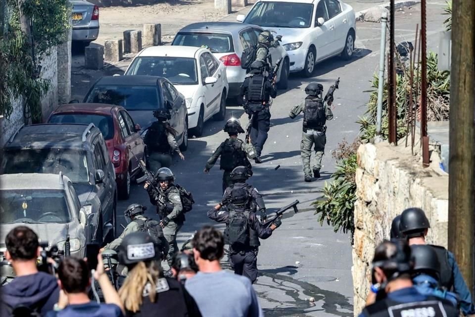 Las fuerzas de seguridad israelíes caminan durante los enfrentamientos con manifestantes palestinos en el barrio de Wadi Joz, en Jerusalén Este.