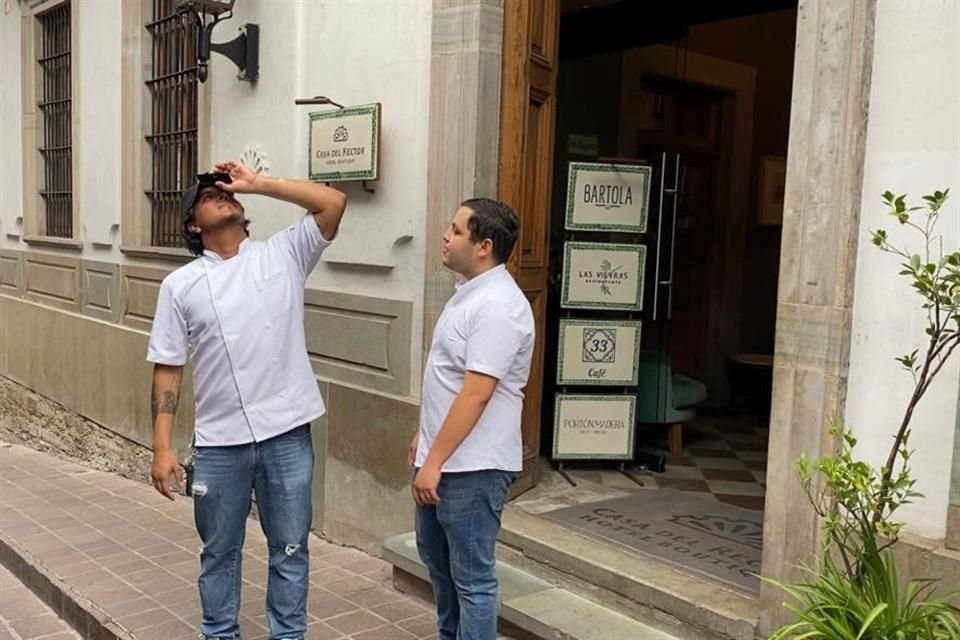 Algunos visitantes vieron el eclipse con fragmentos circulares de obsidiana.