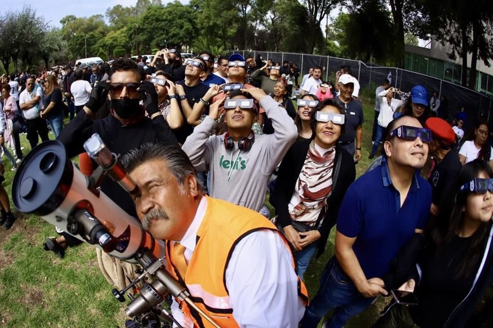 Decenas de capitalinos acudieron al Planetario Luis Enrique Erro para poder apreciar el fenómeno astronómico.