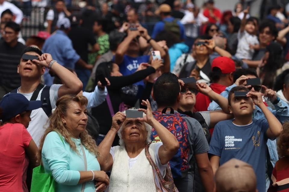 Niños y adultos mayores pudieron observar el espectáculo desde el Zócalo capitalino.