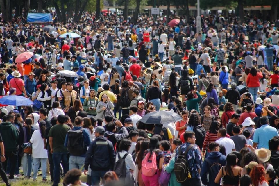 La comunidad universitaria arribó con mantas y manteles para colocarlos en el pasto, tiendas de campaña y sombrillas, y con botanas y refrigerios.