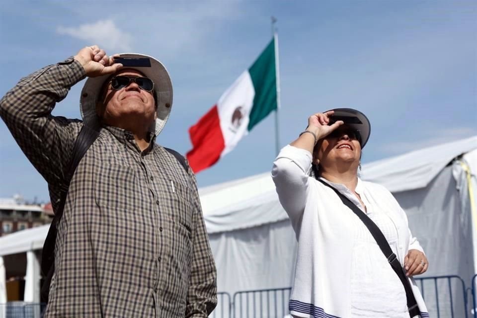 Capitalinos se reunieron en distintos puntos de la CDMX para apreciar el eclipse anular de Sol, este sábado 14 de octubre de 2023.