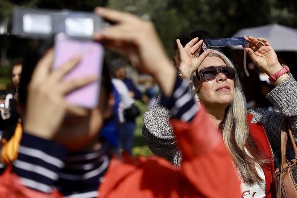 Para observarlo fue necesario el uso de visores certificados para asegurar la absorción de la radiación.