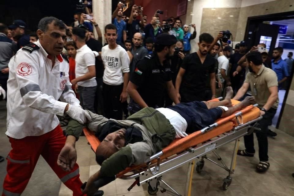 Un hombre herido es trasladado de urgencia a un hospital en Khan Yunis, en el sur de la Franja de Gaza.