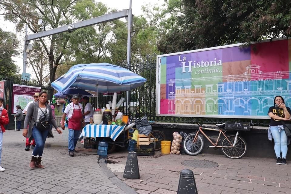 El comercio informal prolifera en el exterior de la Primera Sección.