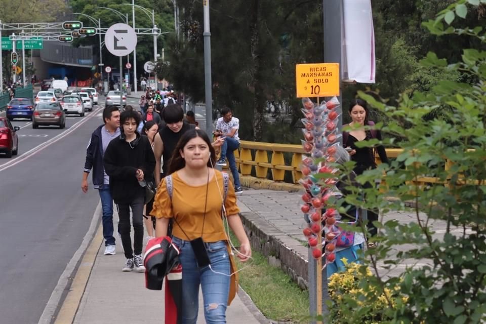 Visitantes deben avanzar por banquetas estrechas para ingresar.