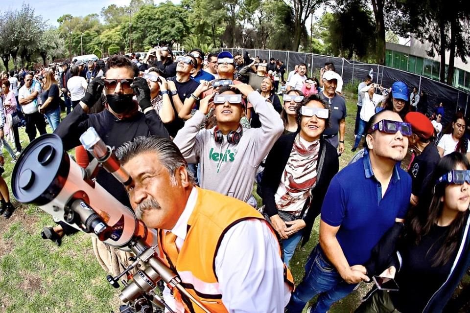 Capitalinos se reunieron para apreciar el eclipse anular de sol