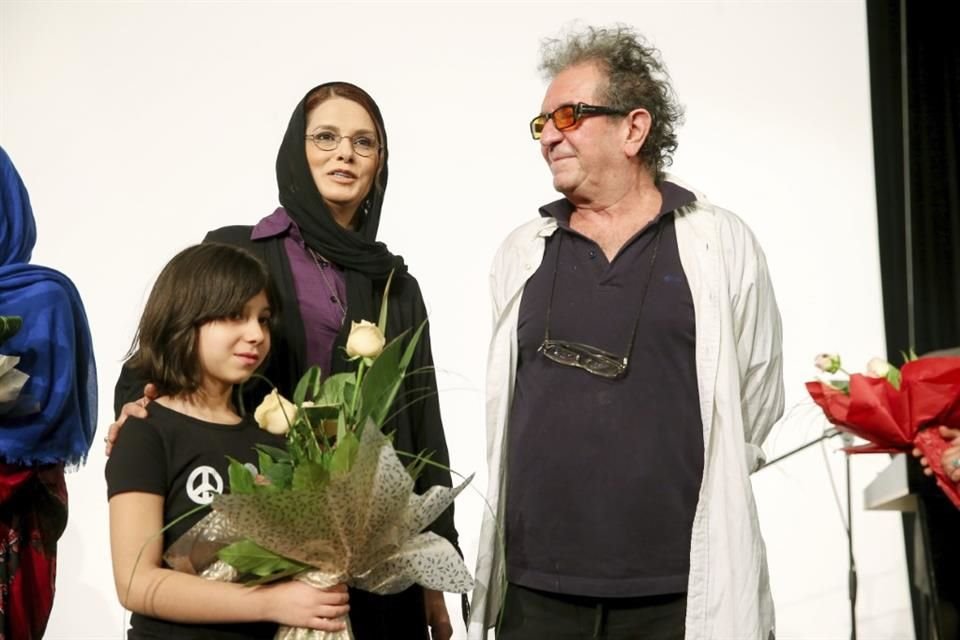El cineasta iraní Dariush Mehrjui y su esposa  Vahideh Mohammadifar fueron asesinados en su casa ubicada cerca de Teherán, la capital de Irán.