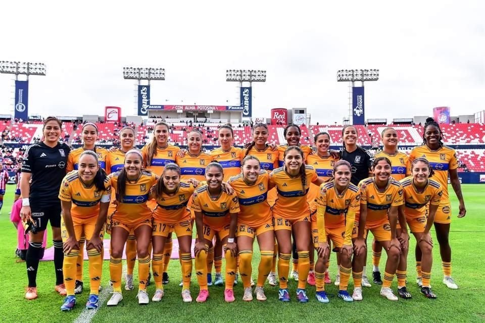 El plantel completo de Tigres Femenil que se presentó en San Luis previo al inicio del encuentro.