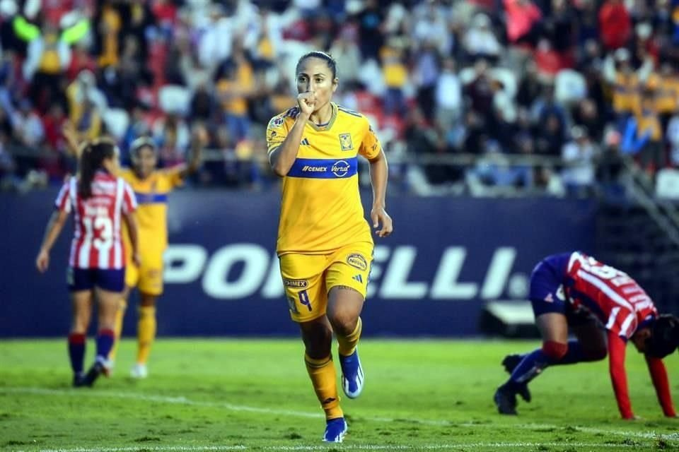 Stephany Mayor marcó el único gol del encuentro y festejó de esta manera.