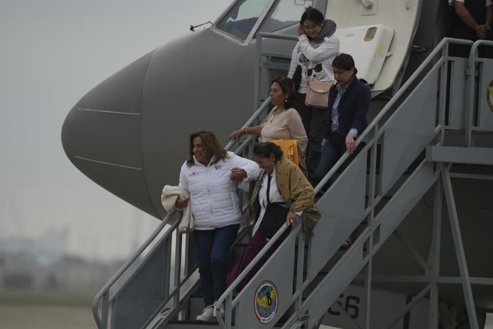 La Presidenta de Perú baja del avión presidencial acompañada de repatriados de Israel en Callao, Perú.