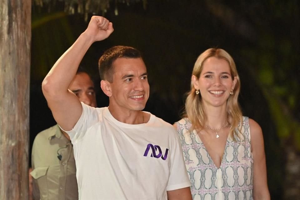 El candidato Daniel Noboa celebra junto a su esposa tras conocer su triunfo en la elección presidencial de Ecuador.