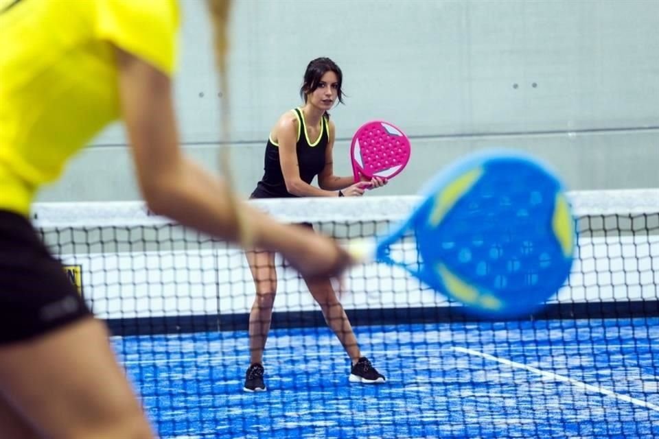 Otra de las ventajas de practicar el pádel, es que te ayudará a socializar.