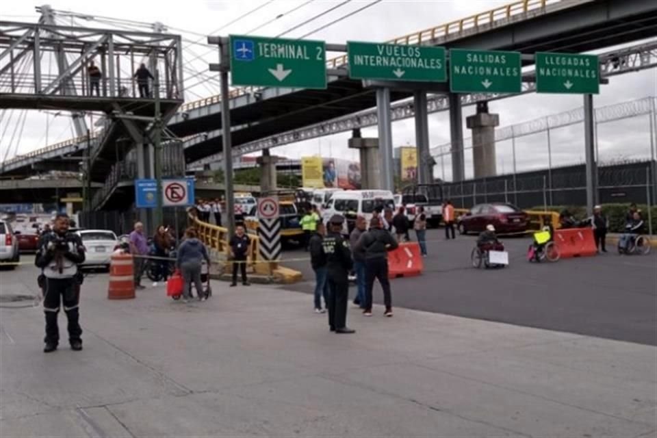 Manifestantes bloquean el ingreso a la T1 del AICM.