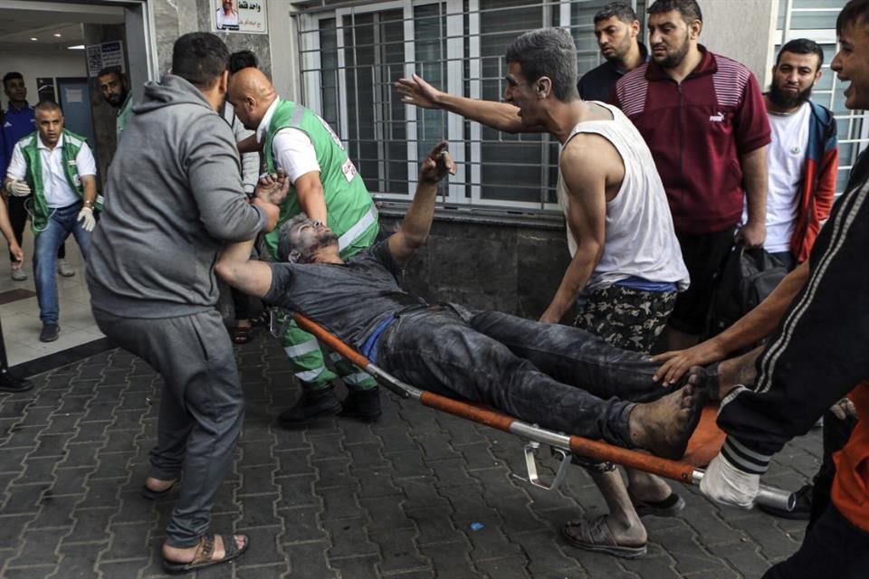 Un palestino herido es transportado en una camilla al hospital de Shifa, en la Ciudad de Gaza.