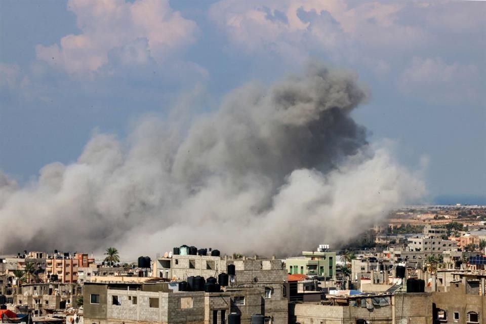 Humo se alza por encima de edificios en la Franja de Gaza.