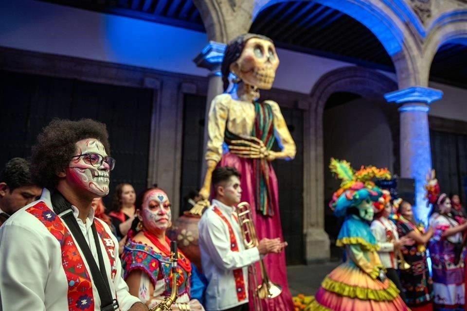 En la Ciudad de México se preparan desfiles y una mega ofrenda en el Centro Histórico.