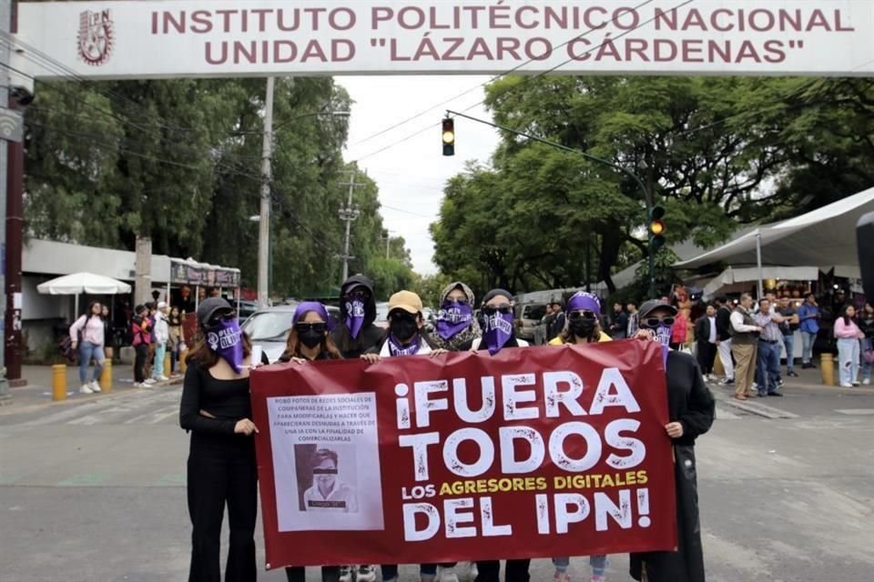 La protesta inició por la mañana en la ESCA de Santo Tomás.