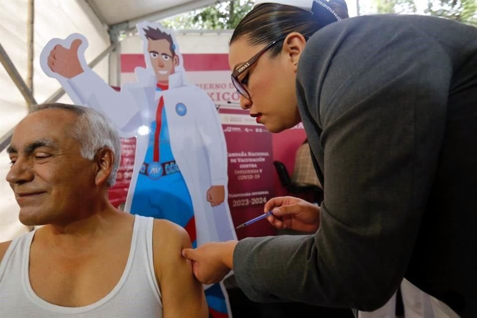 La Campaña Nacional de Vacunación contra la influenza y COVID-19 inició en Monumento a la Revolución.