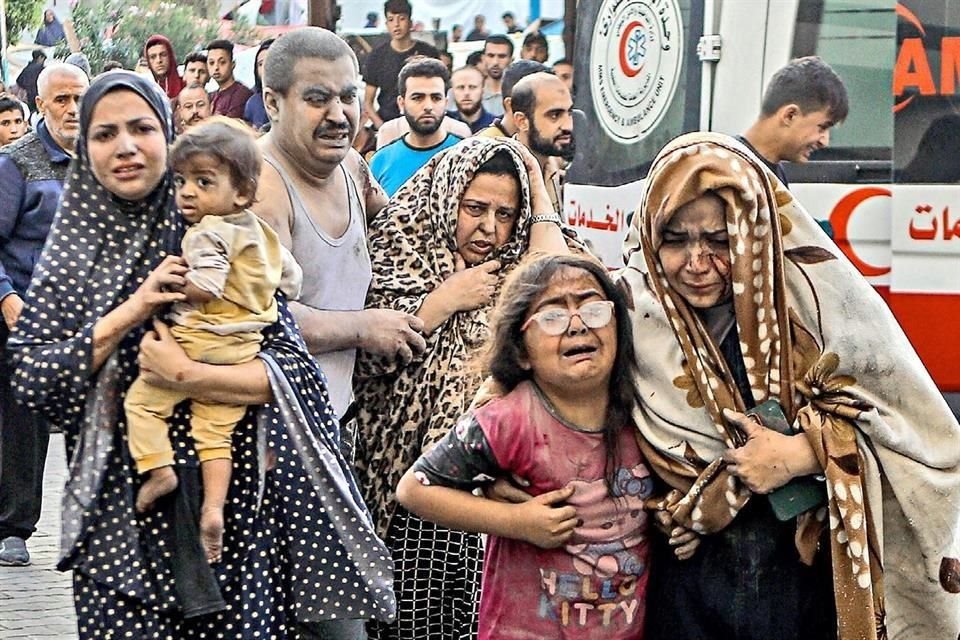 Palestinos heridos corrieron ayer al hospital al-Shifa después de los ataques aéreos israelíes en la ciudad de Gaza.