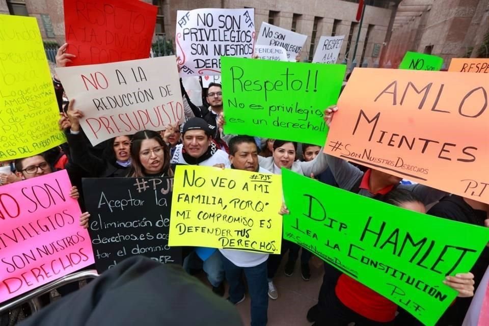 En el Palacio de Justicia de San Lázaro unos 500 trabajadores se manifestaron en la acceso principal.