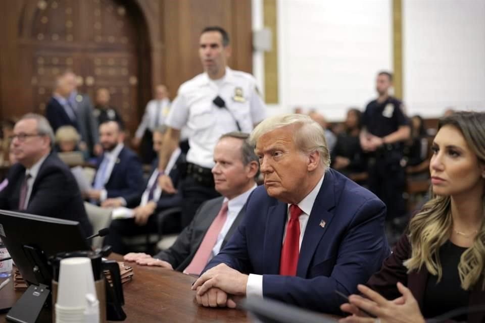 El ex Presidente Donald Trump se sienta en la sala del tribunal con su equipo legal durante su juicio por fraude comercial civil en la Corte Suprema de Nueva York.