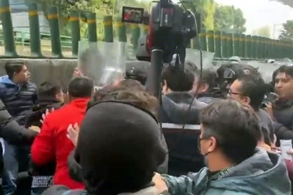 Policías con equipo antimotín encapsularon a los manifestantes.