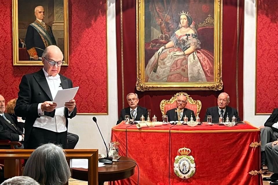 Enrique Krauze ingresó este martes como académico honorario a la Real Academia de Ciencias Morales y Políticas de España. En la ceremonia leyó el ensayo 'El realismo trágico de Max Weber'.