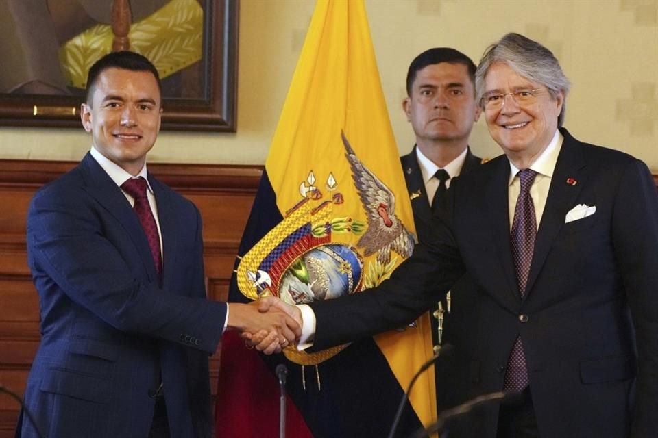 El Mandatario Guillermo Lasso estrecha la mano del Presidente electo Daniel Noboa durante una reunión en el Palacio de Gobierno.