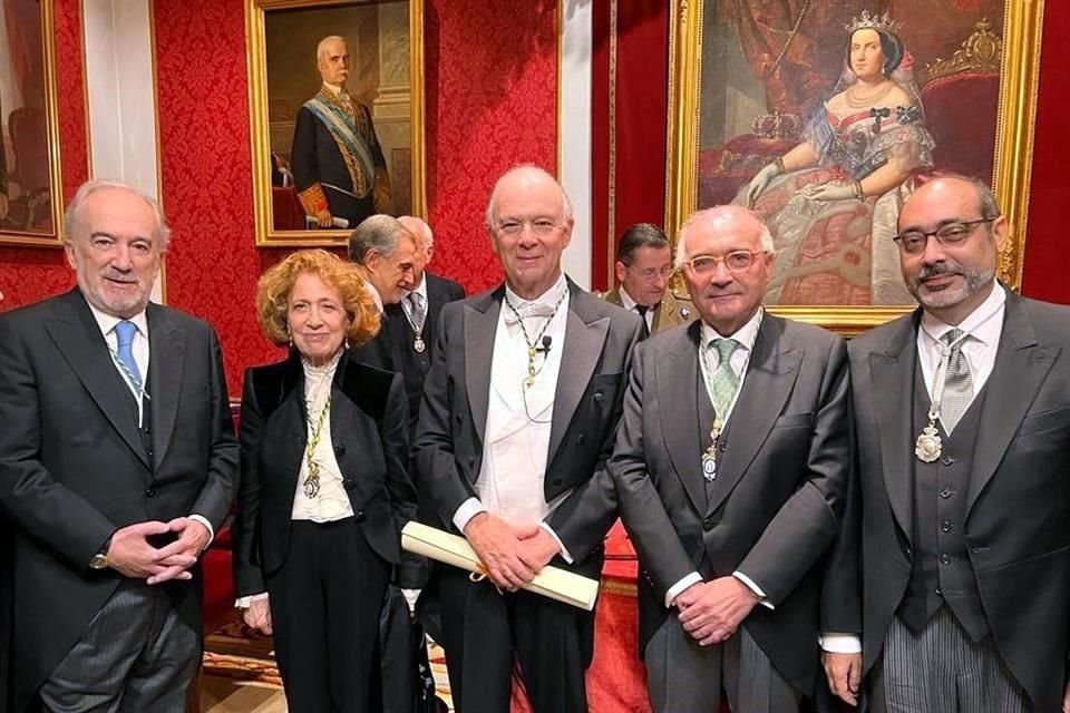 Santiago Muñoz Machaco, director de la Real Academia Española; Carmen Iglesias, directora de la real Academia de la Historia; Enrique Krauze; Benigno Pendás, director de la RACMYP, y Fernán Altuve, presidente de la RACMYP-Perú.