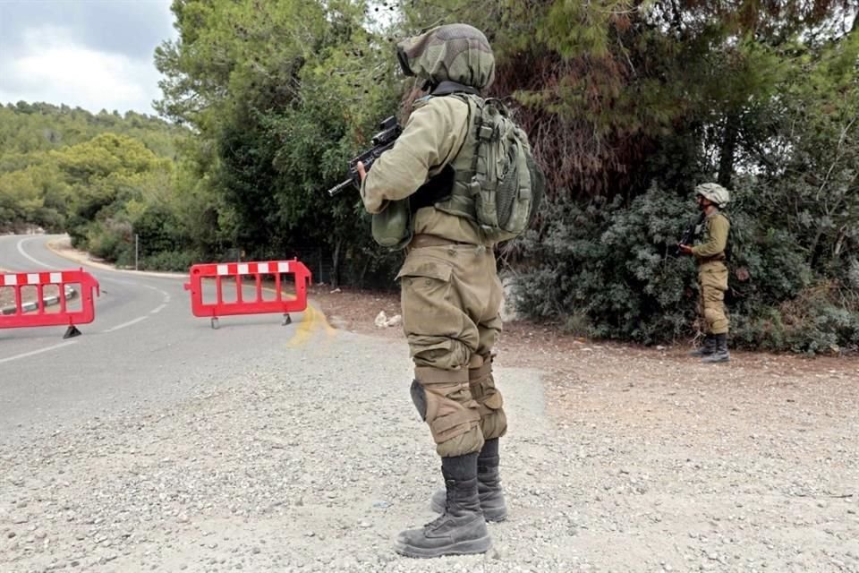 Soldados israelíes hacen guardia cerca de la frontera entre Israel y el Líbano.