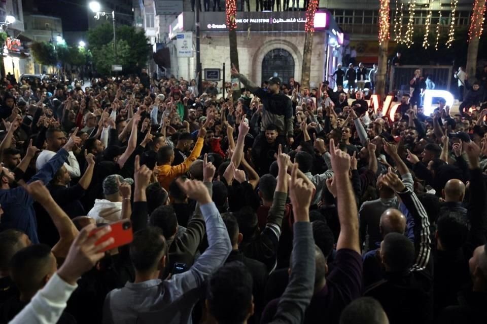 La gente se manifestó en Cisjordania tras el ataque a un hospital en Gaza.