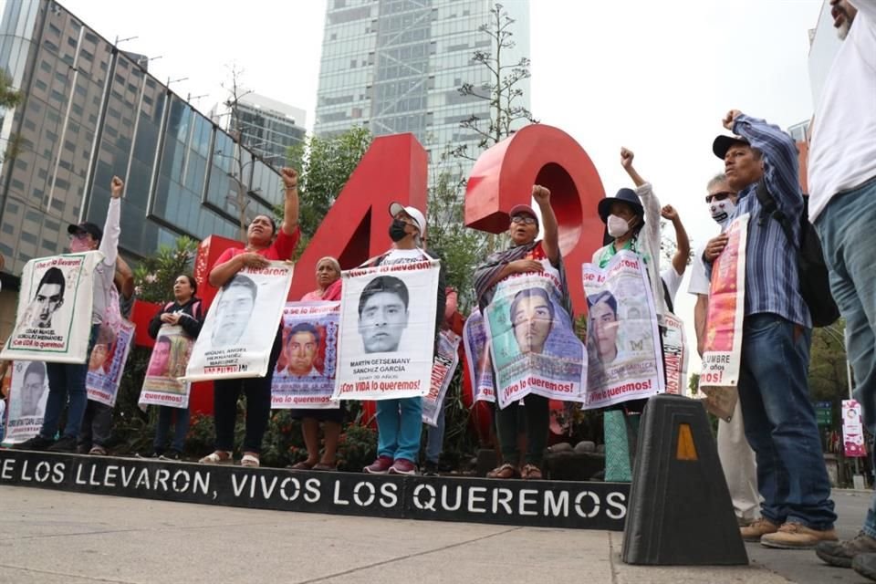 López Obrador dijo que mañana Arturo Medina, Subsecretario de DH, hablará con los padres de los 43 normalistas desaparecidos.